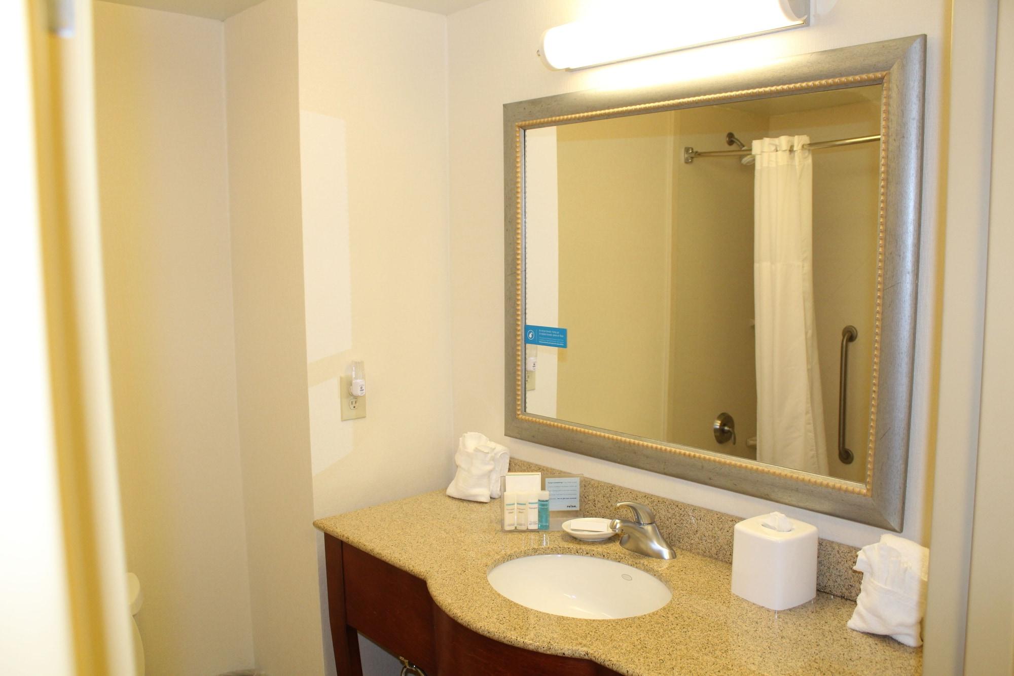 Hampton Inn Gloucester Exteriör bild