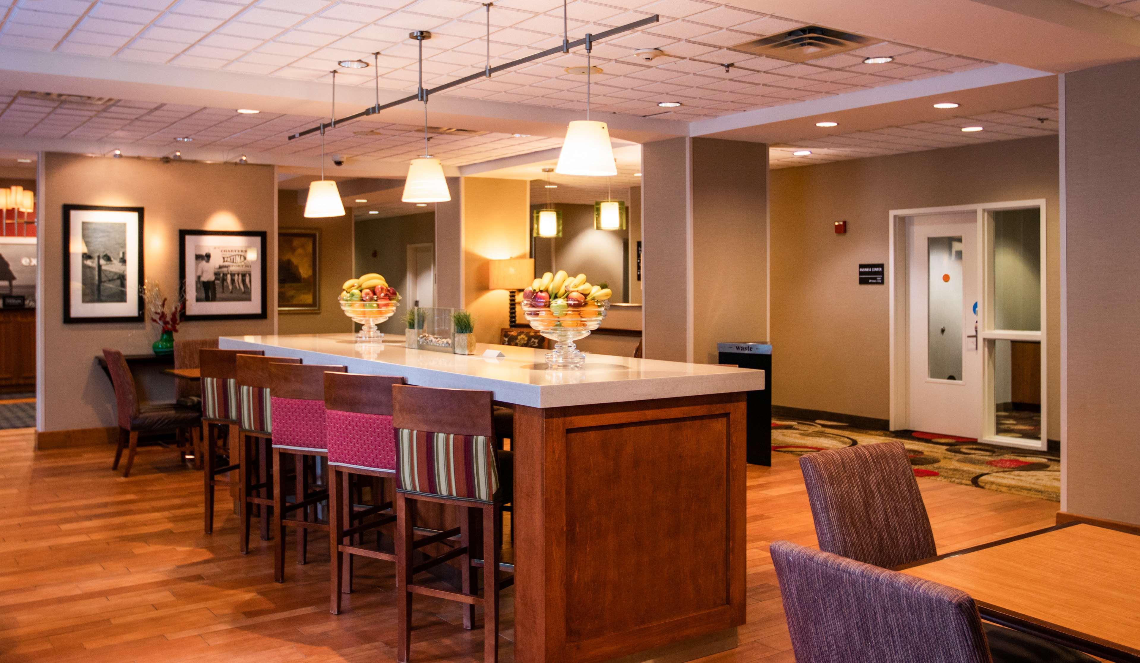 Hampton Inn Gloucester Exteriör bild