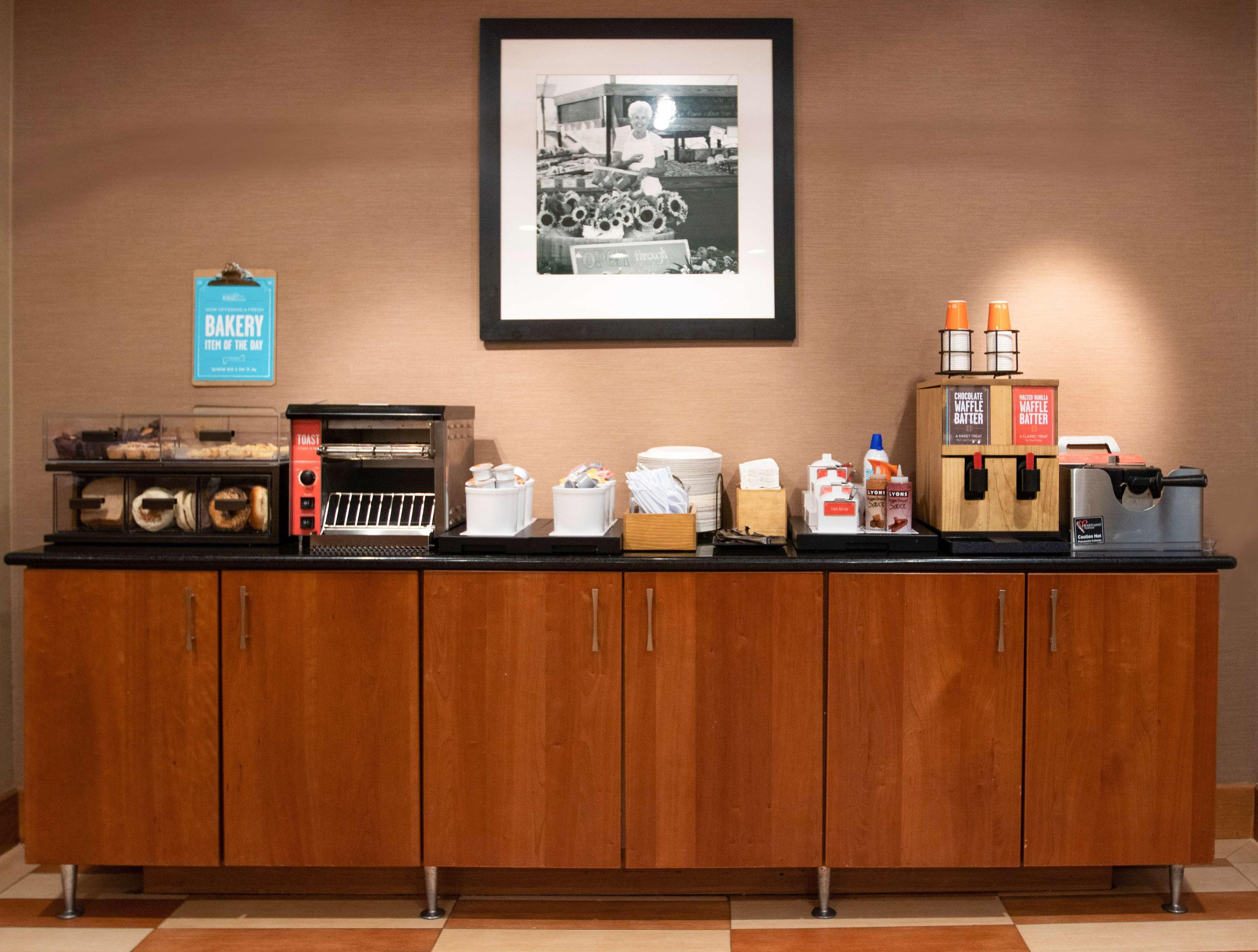 Hampton Inn Gloucester Exteriör bild