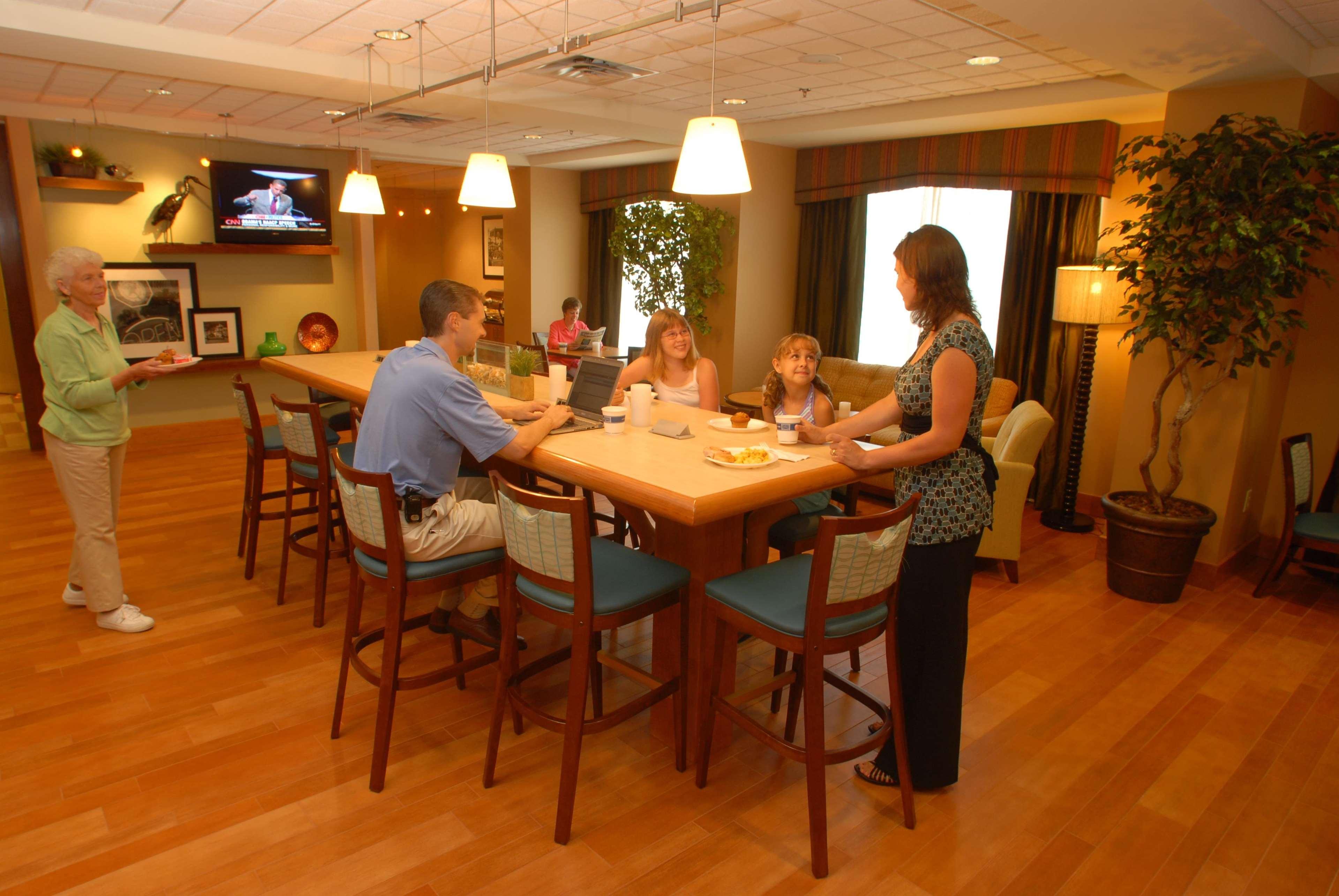 Hampton Inn Gloucester Exteriör bild
