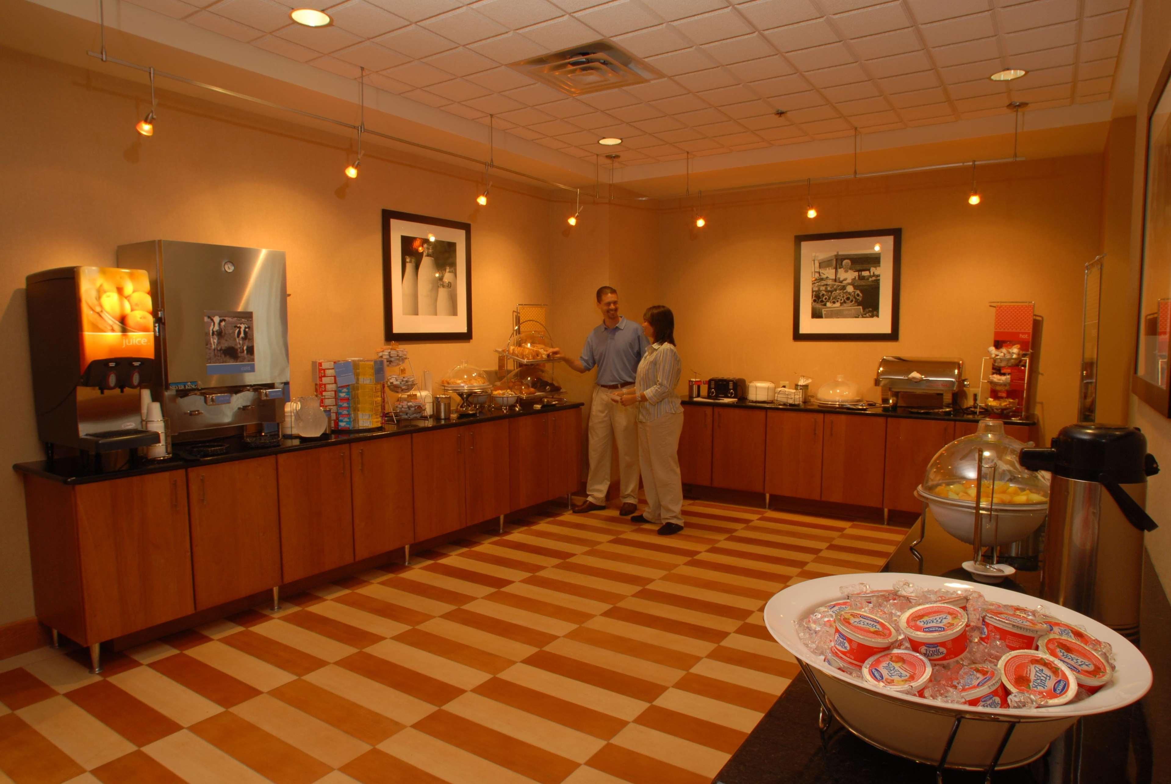 Hampton Inn Gloucester Exteriör bild