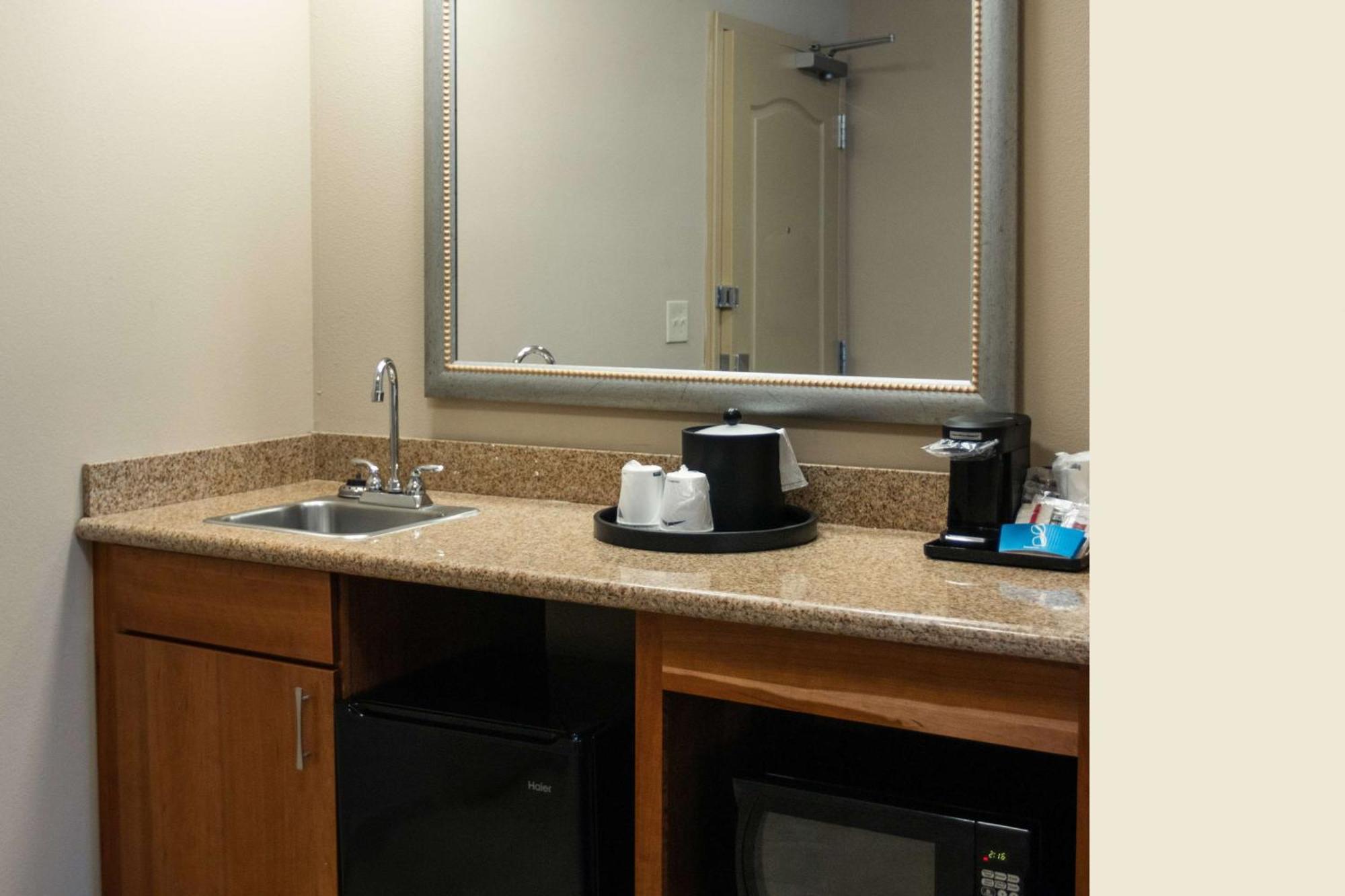 Hampton Inn Gloucester Exteriör bild