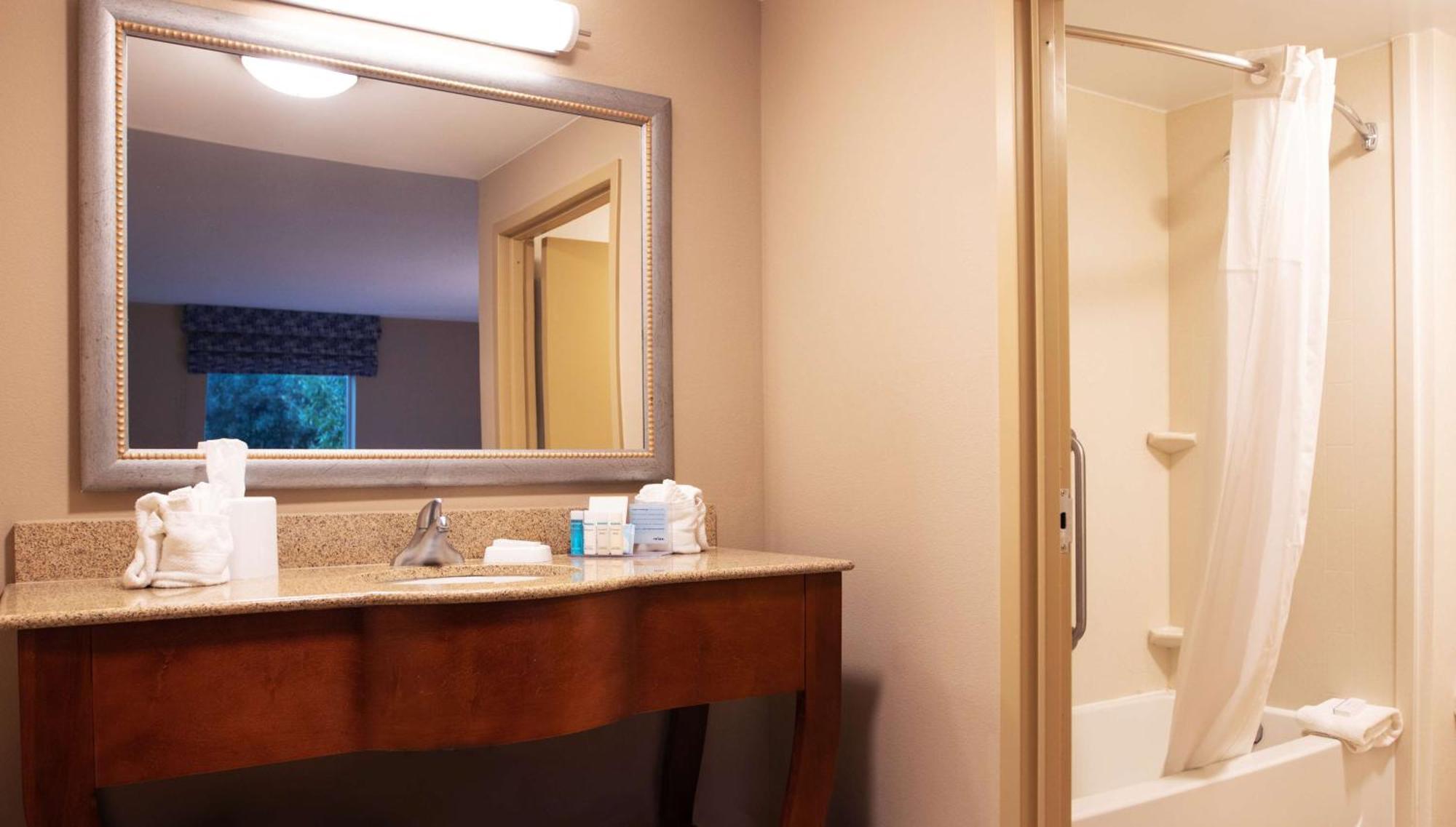 Hampton Inn Gloucester Exteriör bild