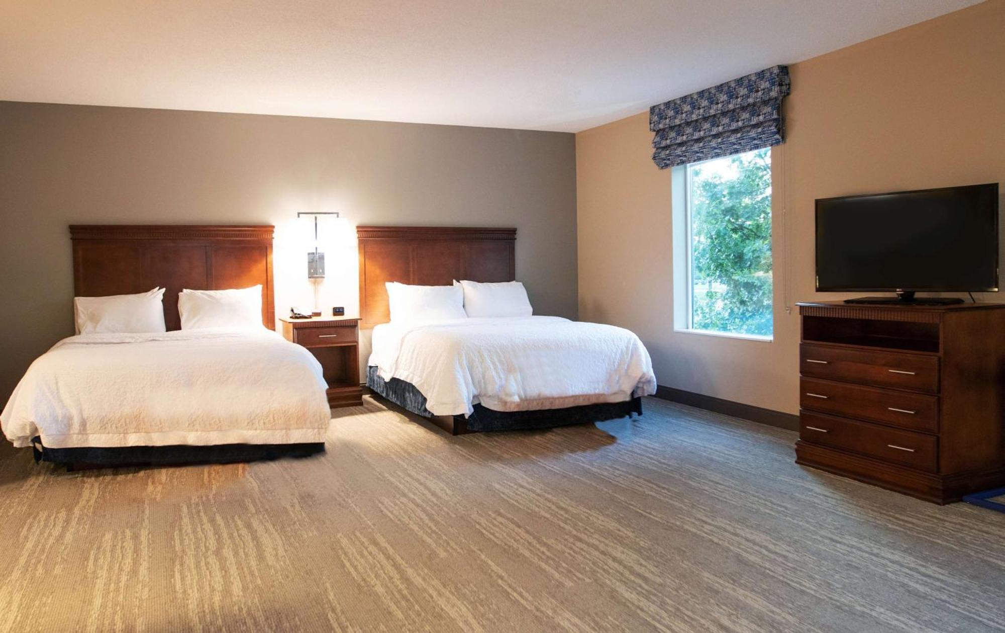 Hampton Inn Gloucester Exteriör bild