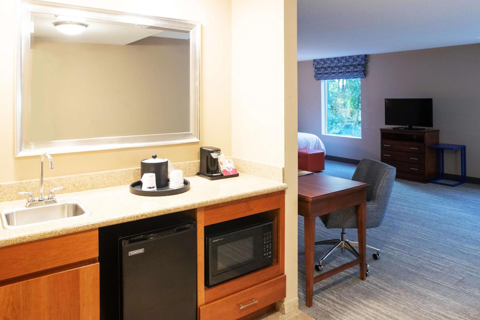 Hampton Inn Gloucester Exteriör bild