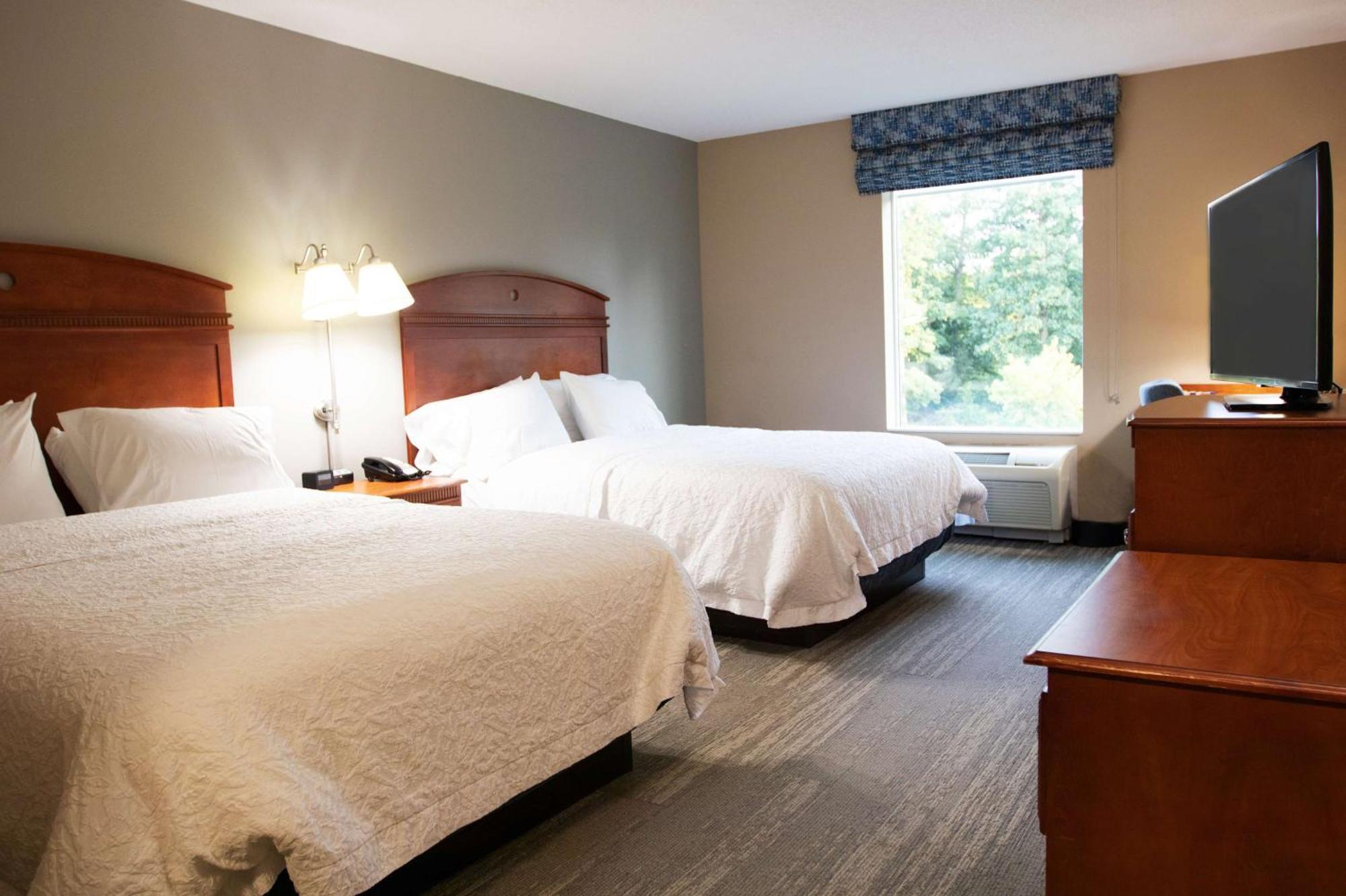 Hampton Inn Gloucester Exteriör bild