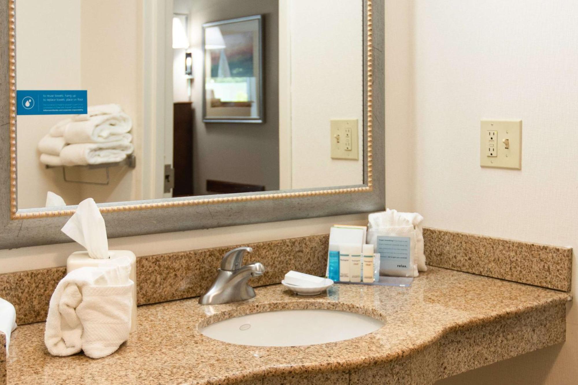 Hampton Inn Gloucester Exteriör bild