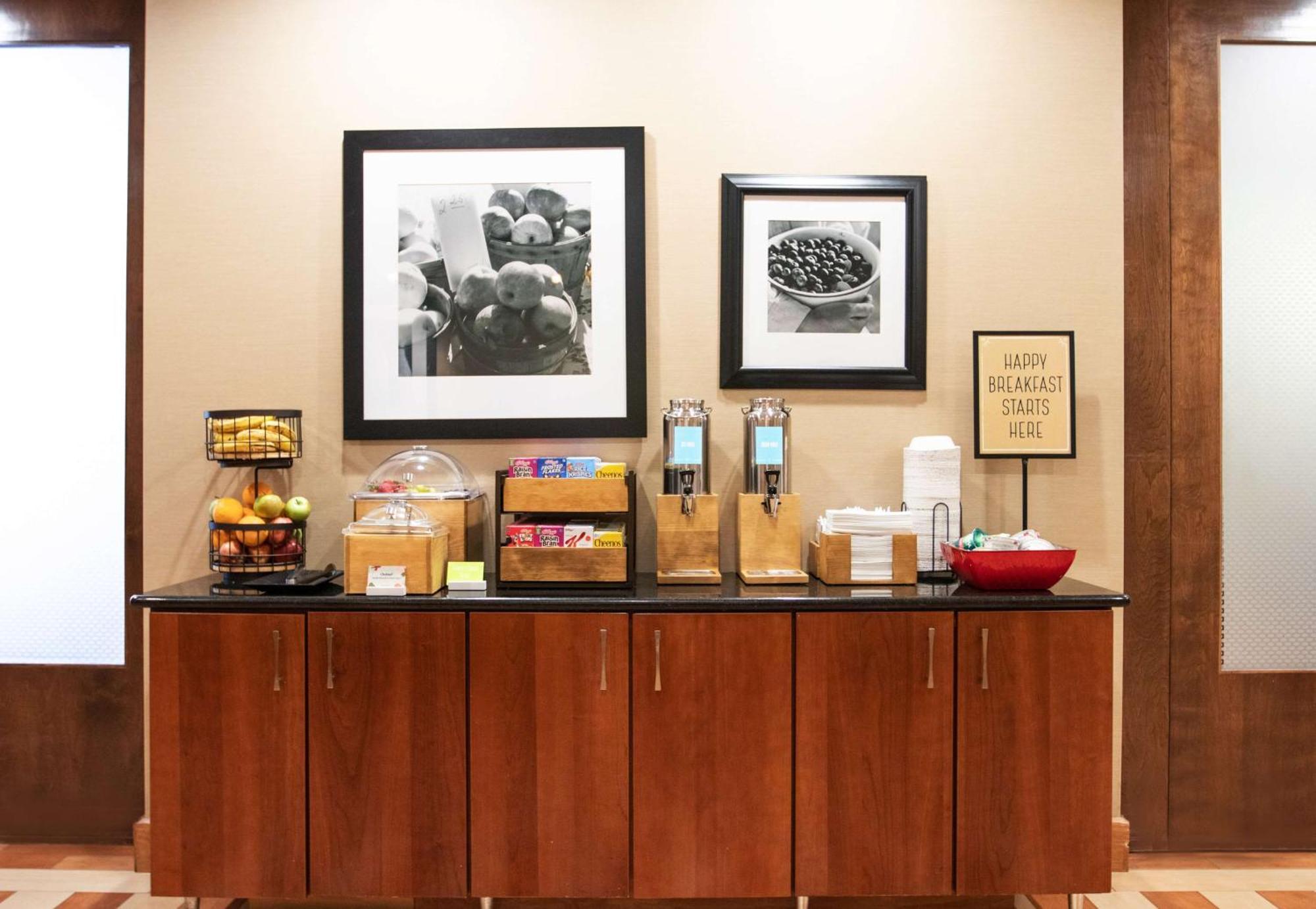 Hampton Inn Gloucester Exteriör bild