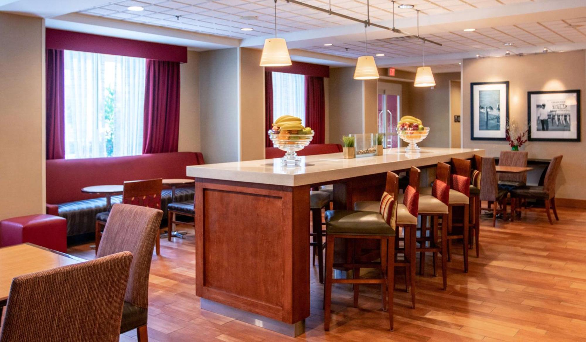 Hampton Inn Gloucester Exteriör bild