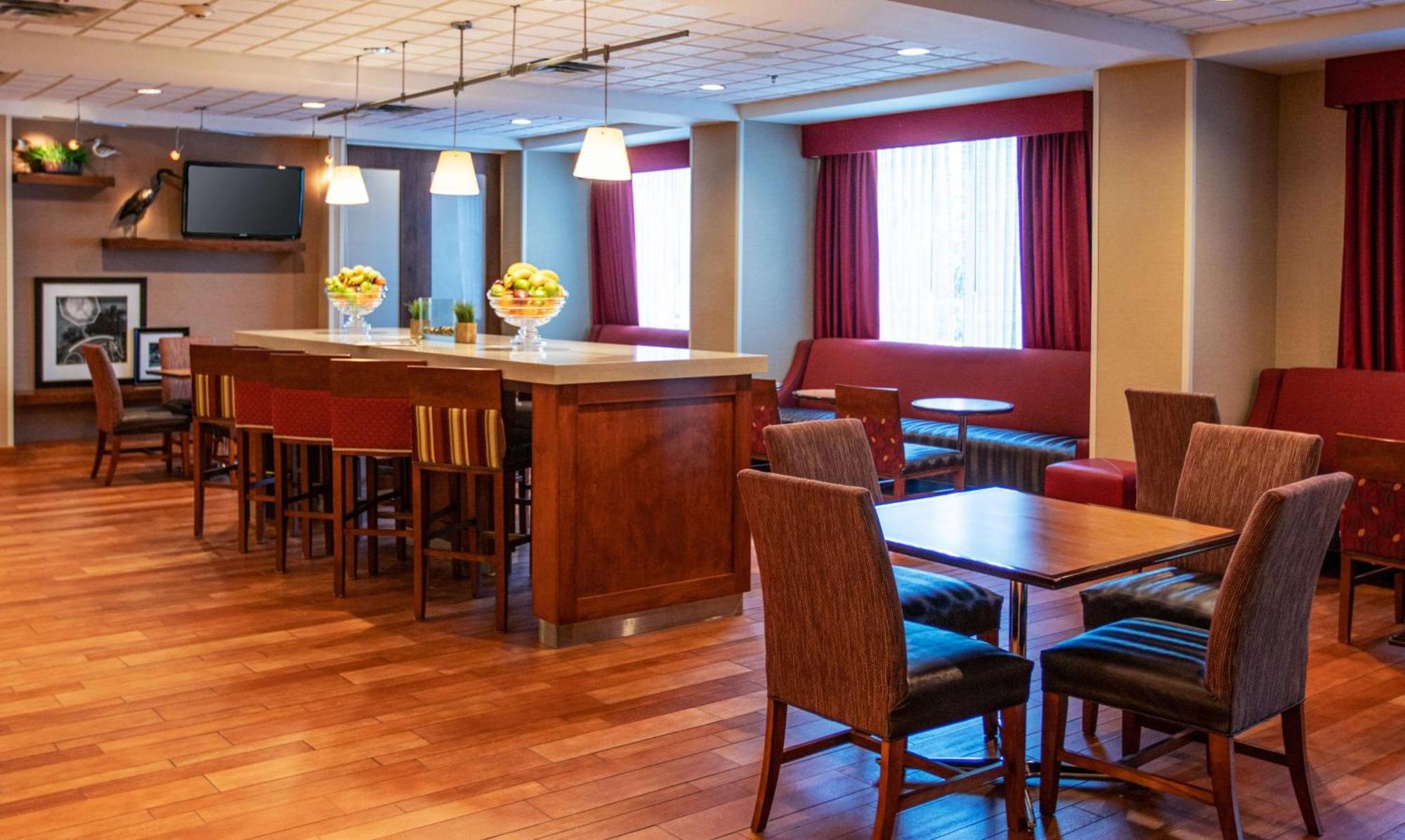 Hampton Inn Gloucester Exteriör bild