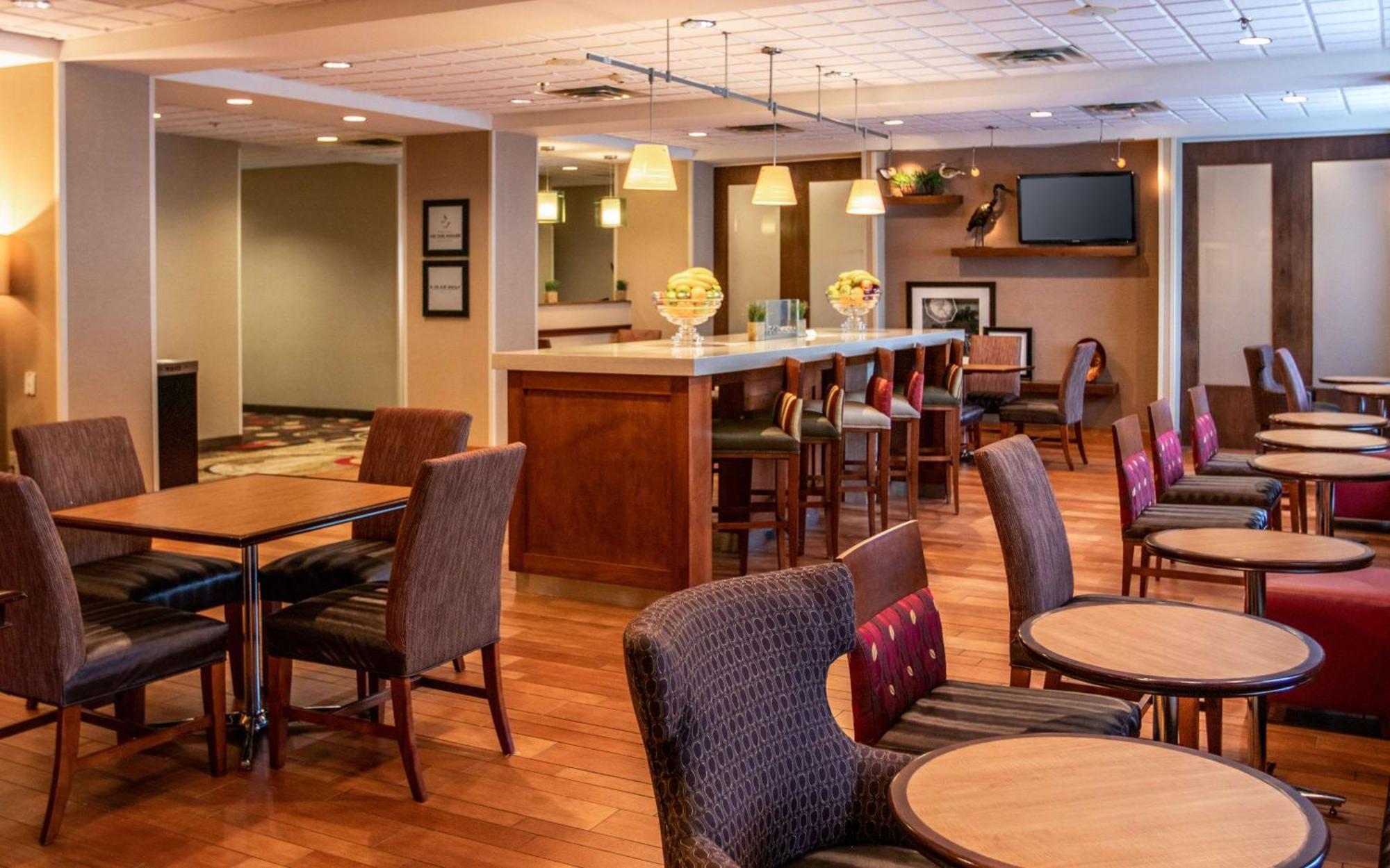 Hampton Inn Gloucester Exteriör bild