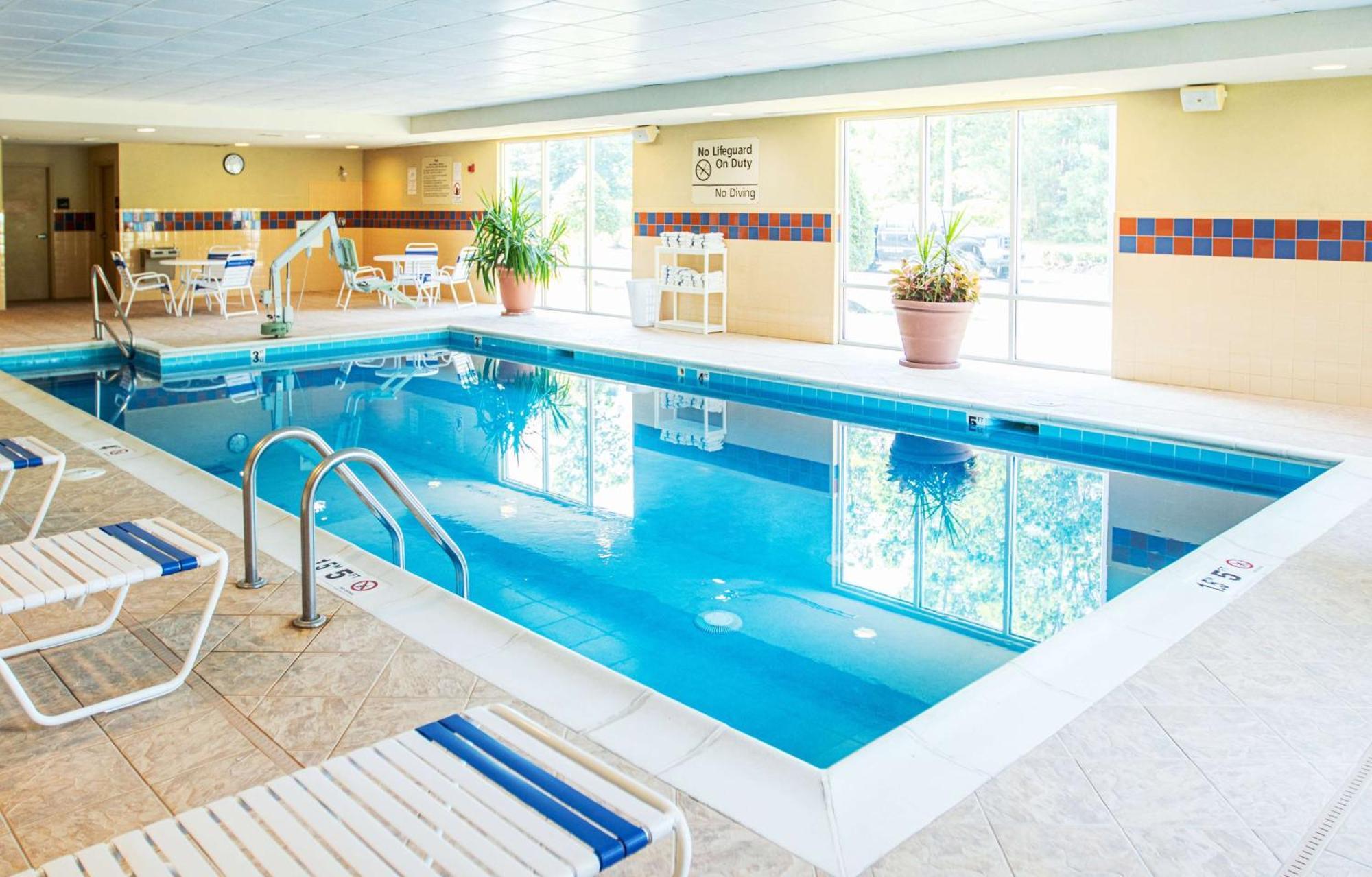 Hampton Inn Gloucester Exteriör bild